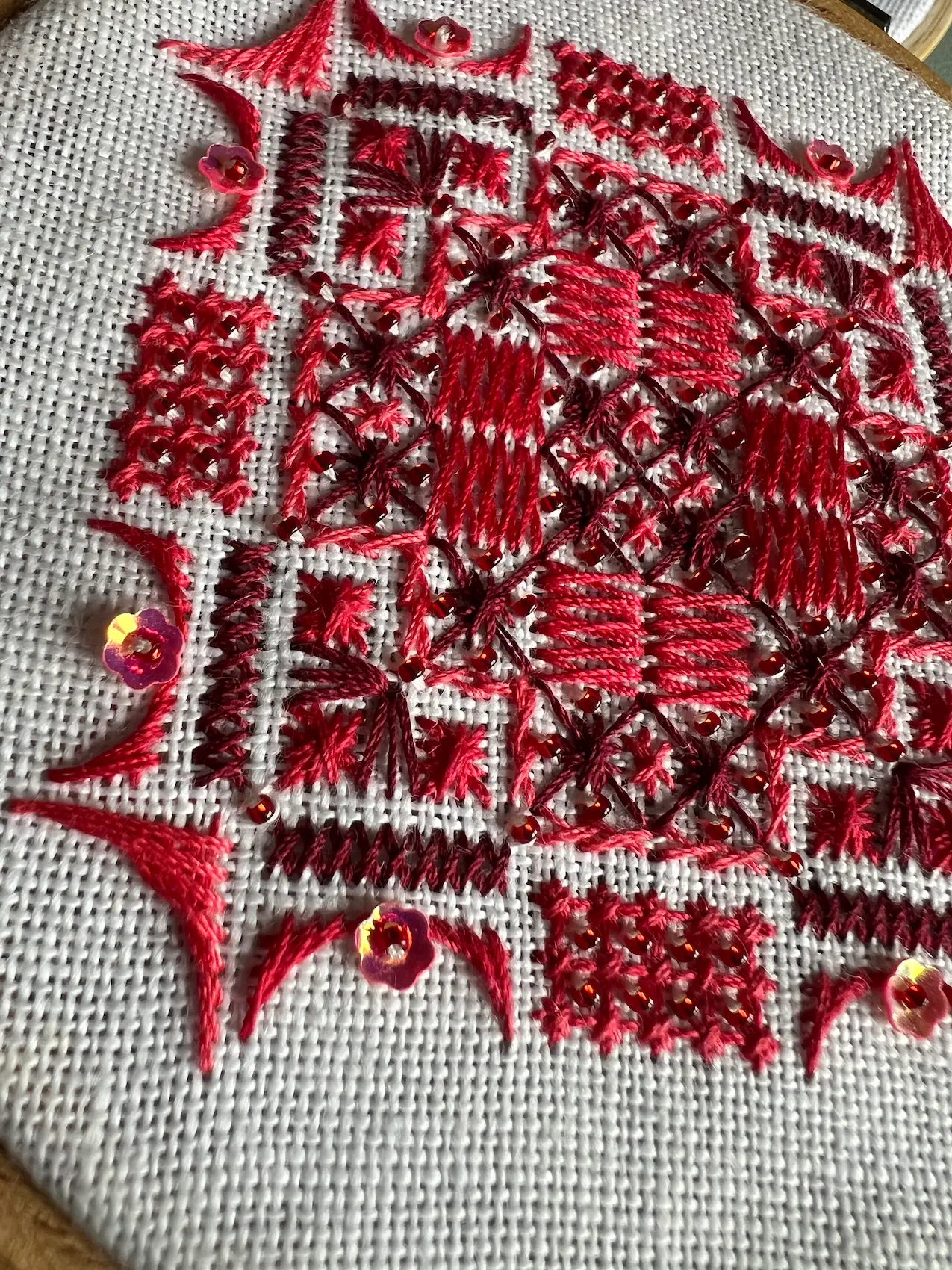 Petit Atelier de points comptés et perles – Image 2